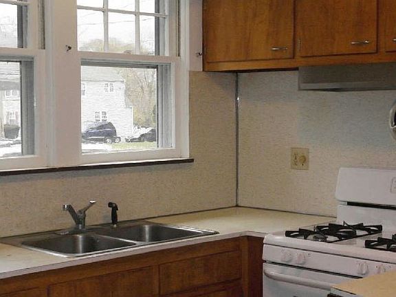 2nd image of 24 E 13th St