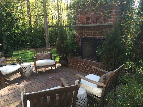 Outdoor Patio & Fireplace 
