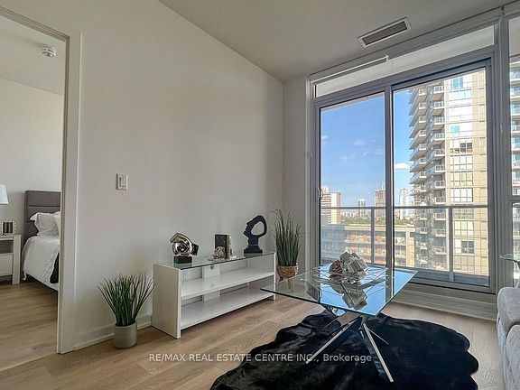 5th image of 36 Manor Rd E #722