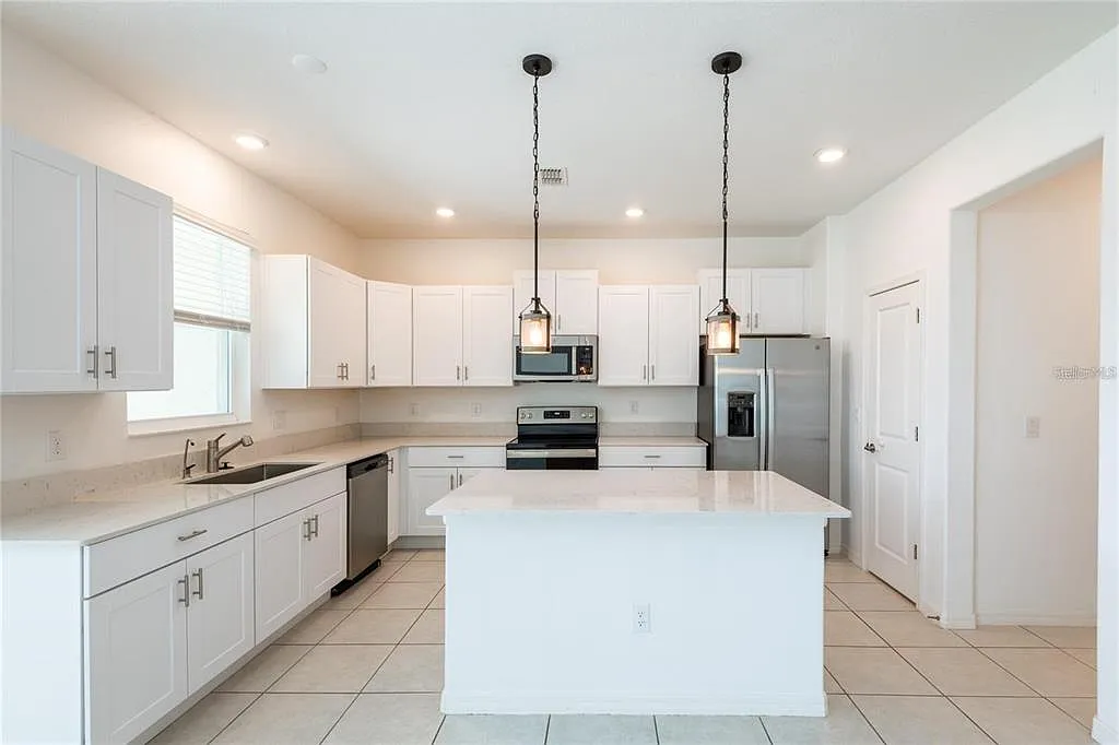4 bed, 2.5 bath, 2466 sqft, $2,895 — Photo 4