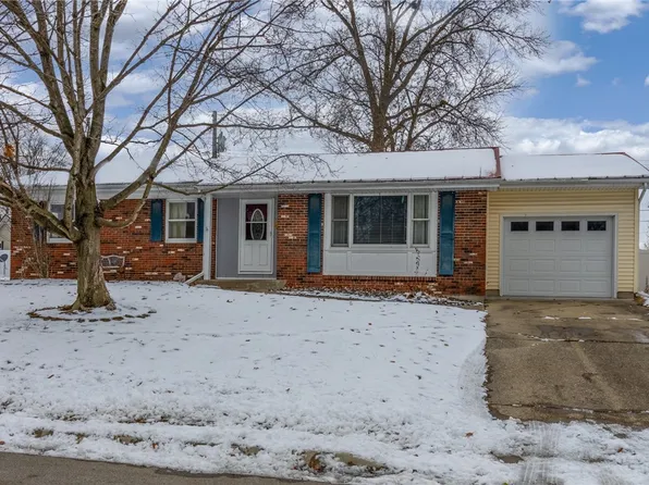 22 S Lakewood Dr, Effingham, IL 62401