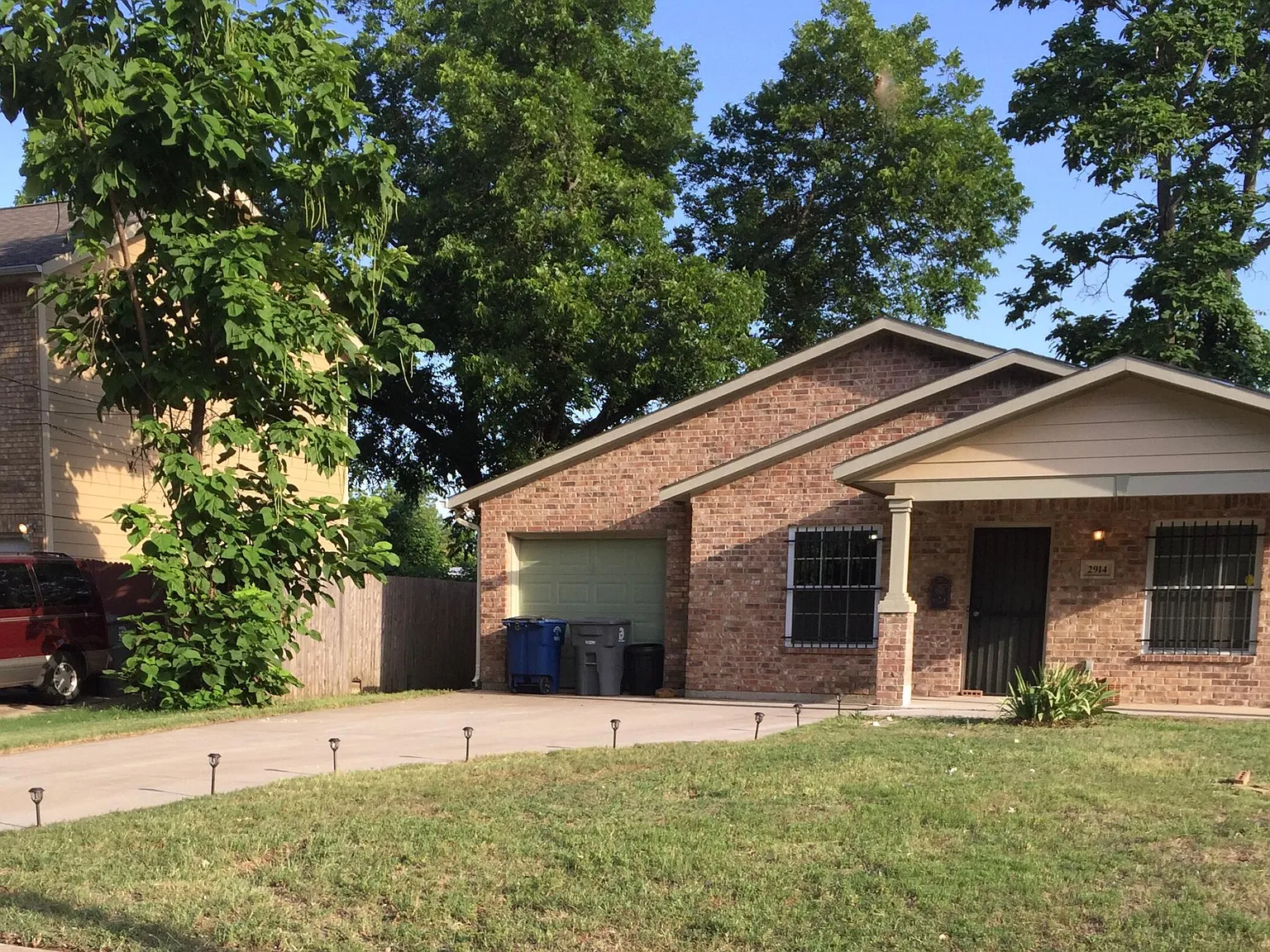 2914 Rochester St — Photo 2