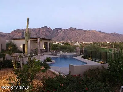 6 bed, 5.5 bath, 6913 sqft, $30,000 — Photo 2
