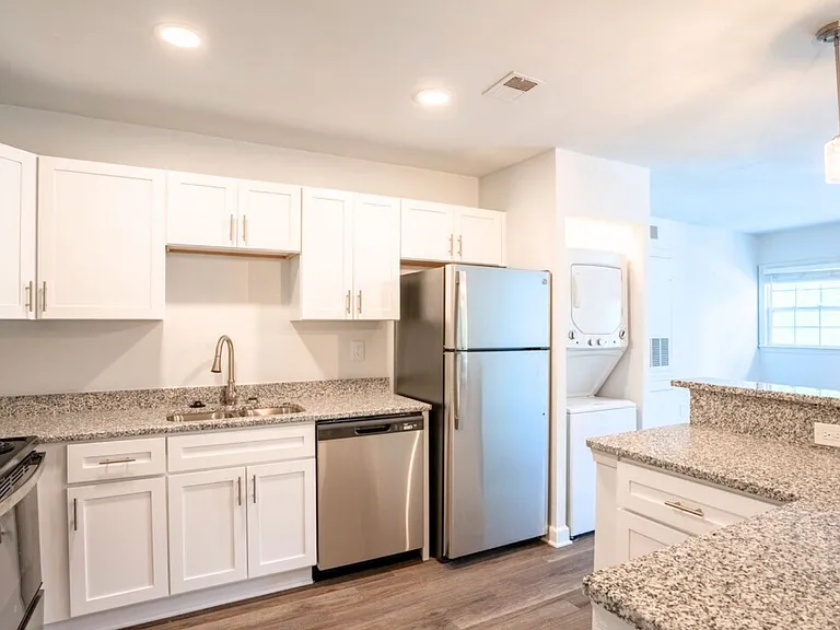 Colonial Village Apartments — Photo 20