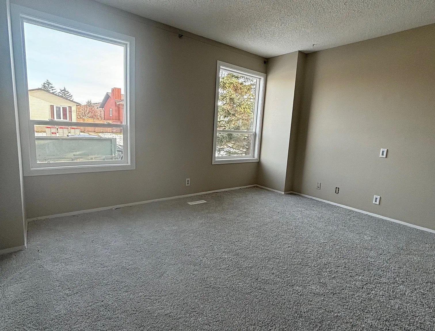 Spacious 3 Bedroom Full House w/ Backyard, Deck — Photo 3