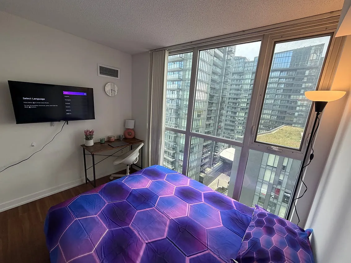 Premium Deluxe Room - Queens Wharf Rd & Fort York Blvd — Photo 3
