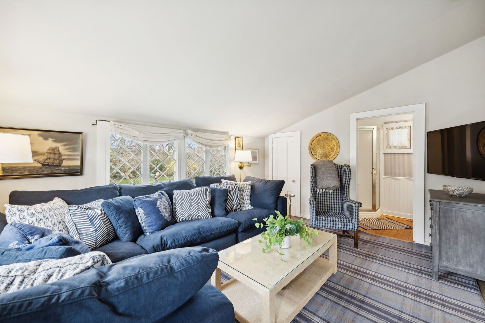  SITTING ROOM WITH ADJOINING BATH
