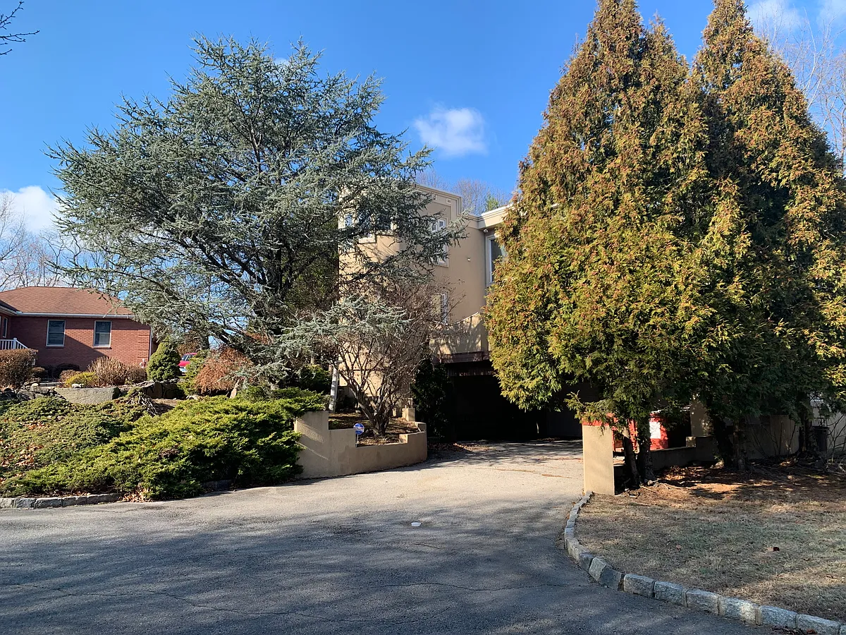 Photo 2 of 21 - 2 Stormy Circle Dr - Greenwich, CT Private Driveway _ Cul-de-sac Setting - 2 Stormy Circle Dr