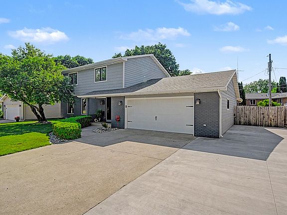 3rd image of 2994 15th Ave NE