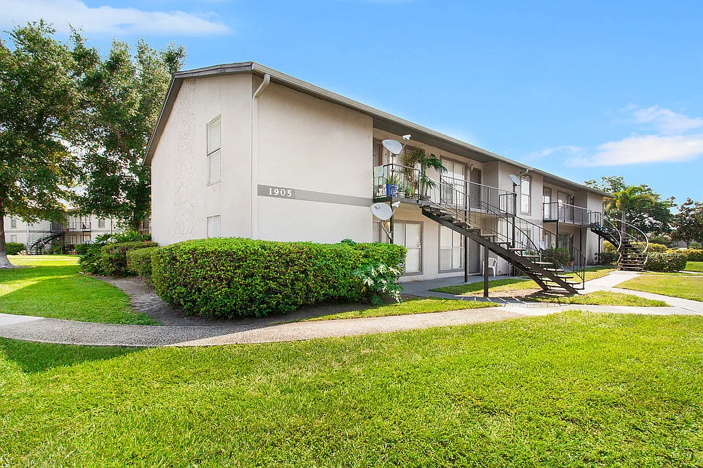 Charming Two Bed Ground Floor Condo in Englewood Park Move-In Ready! — Photo 1