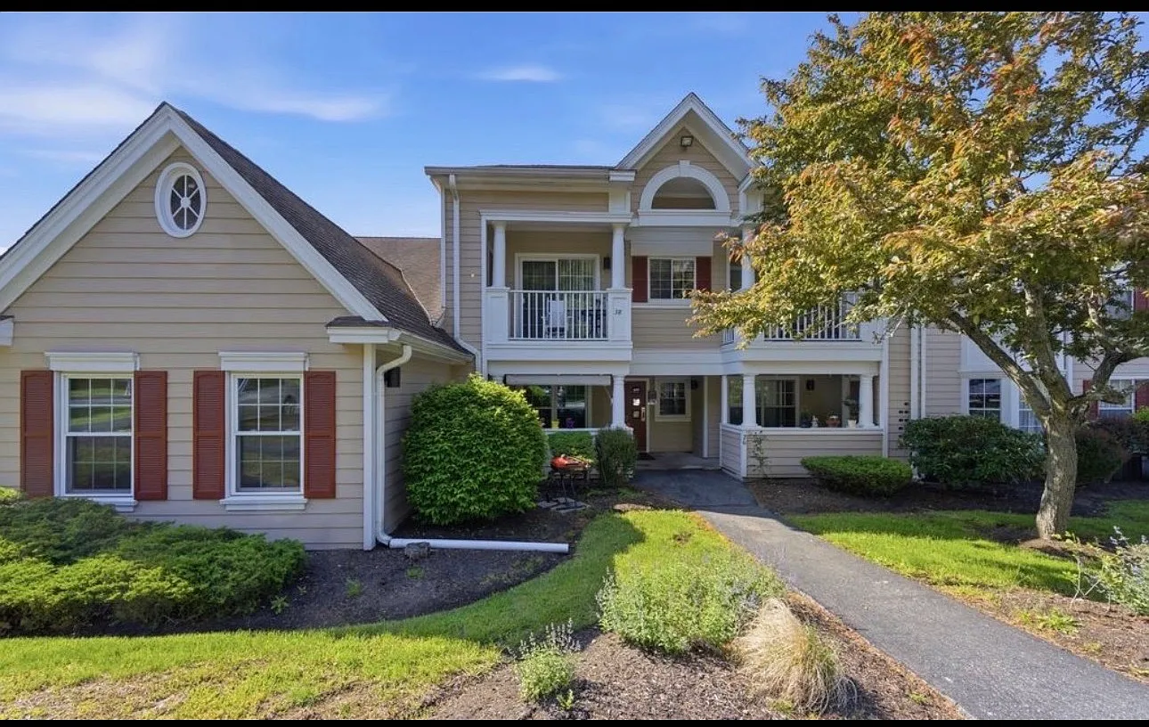2 bed, 800 sqft, $1,900 — Photo 1