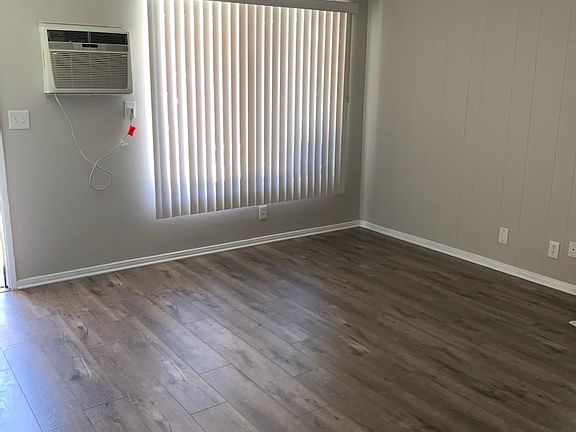 4th image of 14615 Saticoy St #19