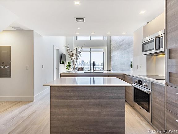 4th image of 121 NE 34th St #Penthouse 3203