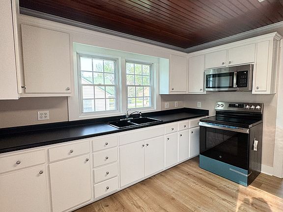 5th image of 211 Mason St