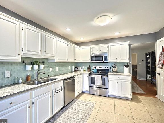 5th image of 416 Huntington Dr