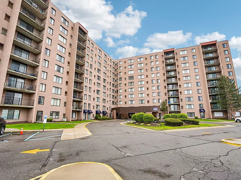 Lincoln Tower Apartments — Photo 43