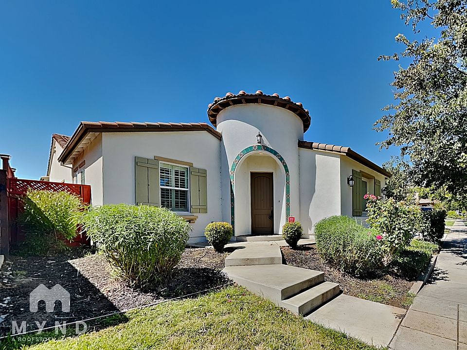 1st image of 686 W Jardin Ter