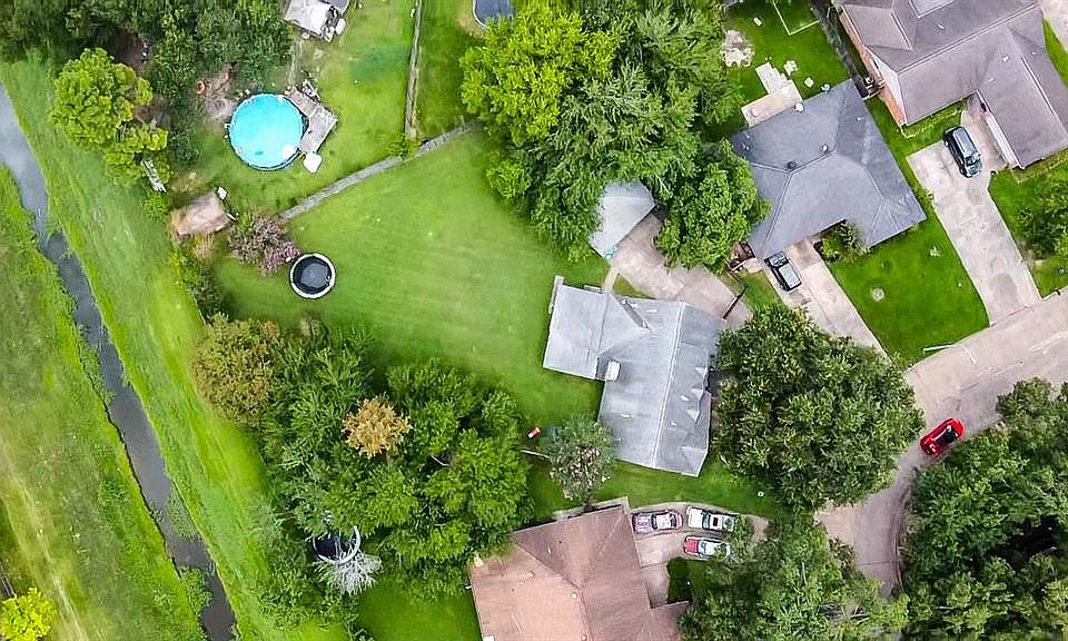 1st image of 242 Kirkaldy Dr