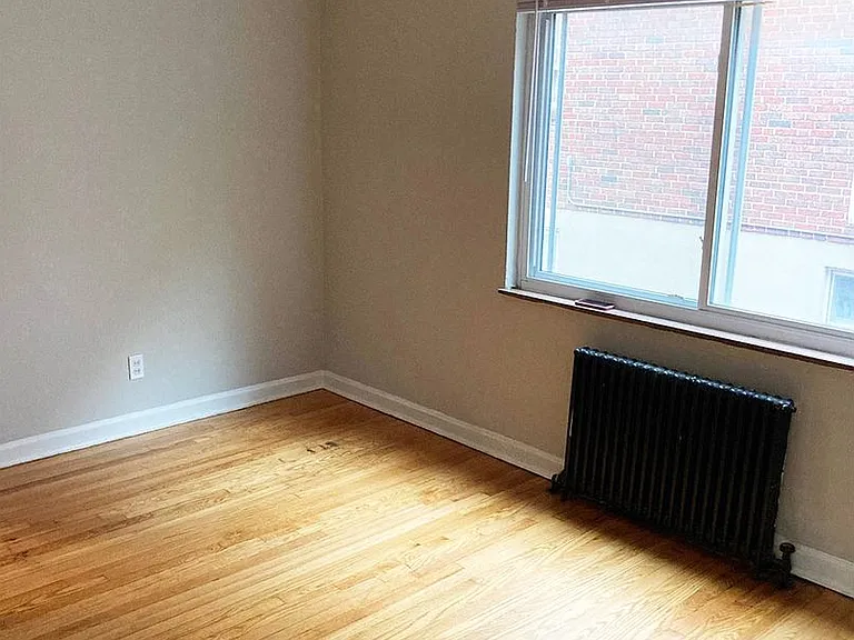 950 Ludlow Ave — Photo 7