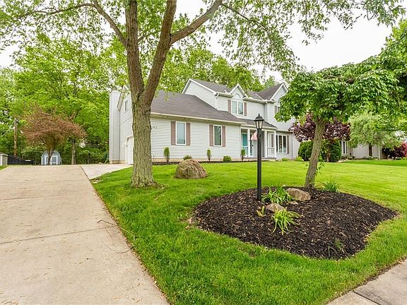 4th image of 315 Blossom Dr