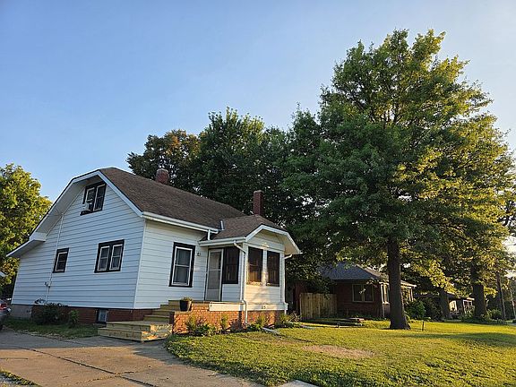 2nd image of 115 W 1st St