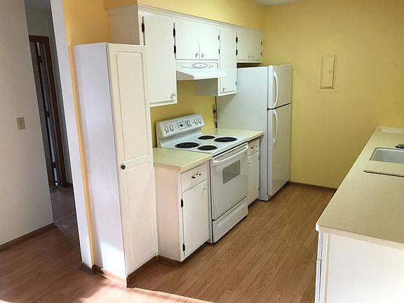Kitchen. Plenty of Cabinet Space