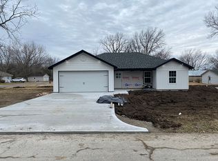 509 S Sinnett St, Girard, KS 66743