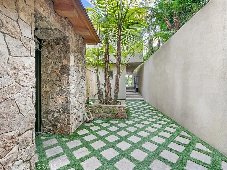 3130 Breakers Dr — Photo 4