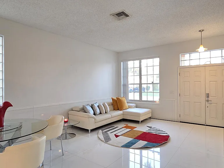 661 Lake Wellington Dr — Photo 5