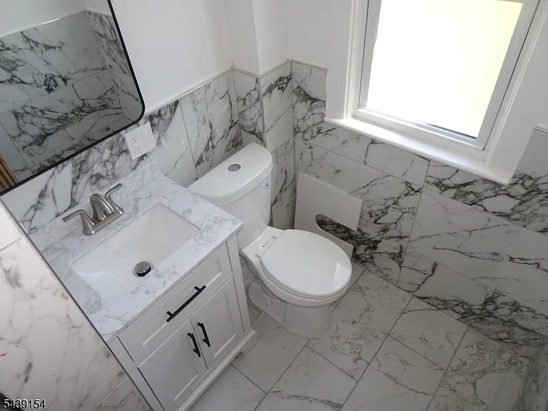 689 Sayre Ave — Photo 16