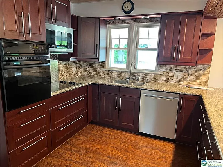 2401 Lawnherst Ave — Photo 12