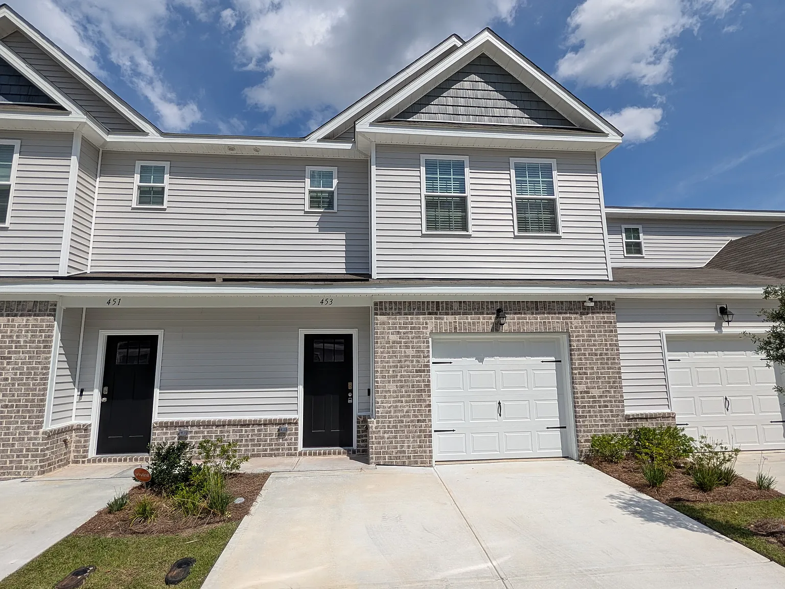 3 bed, 2.5 bath, 1834 sqft, $2,000 — Photo 1