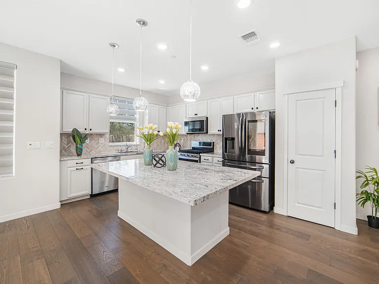 153 E Central Pkwy — Photo 17
