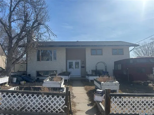 825 7th AVENUE NW, Moose Jaw, SK S6H 4C1