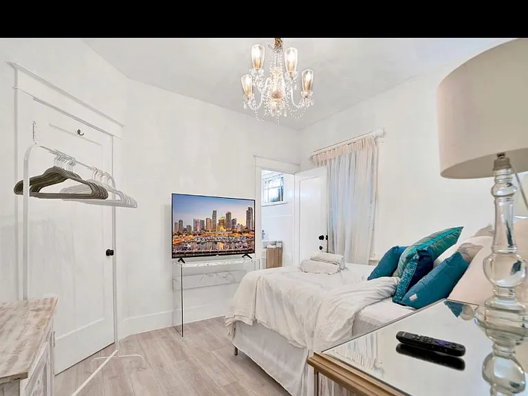 875 SW 13th Ave — Photo 5