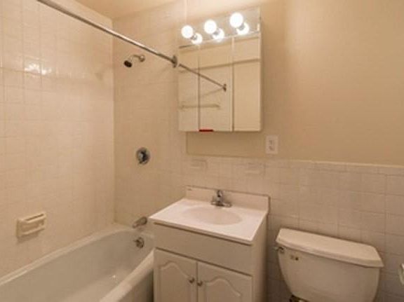 5th image of 1025 Hancock St Unit 4L