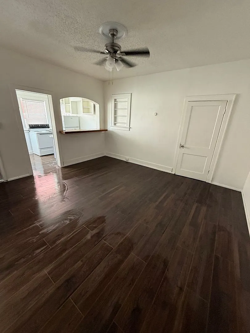 1 Bedroom / 1 Bath Apartment * Half Off 1st Month's Rent With 13 Month Lease * — Photo 4