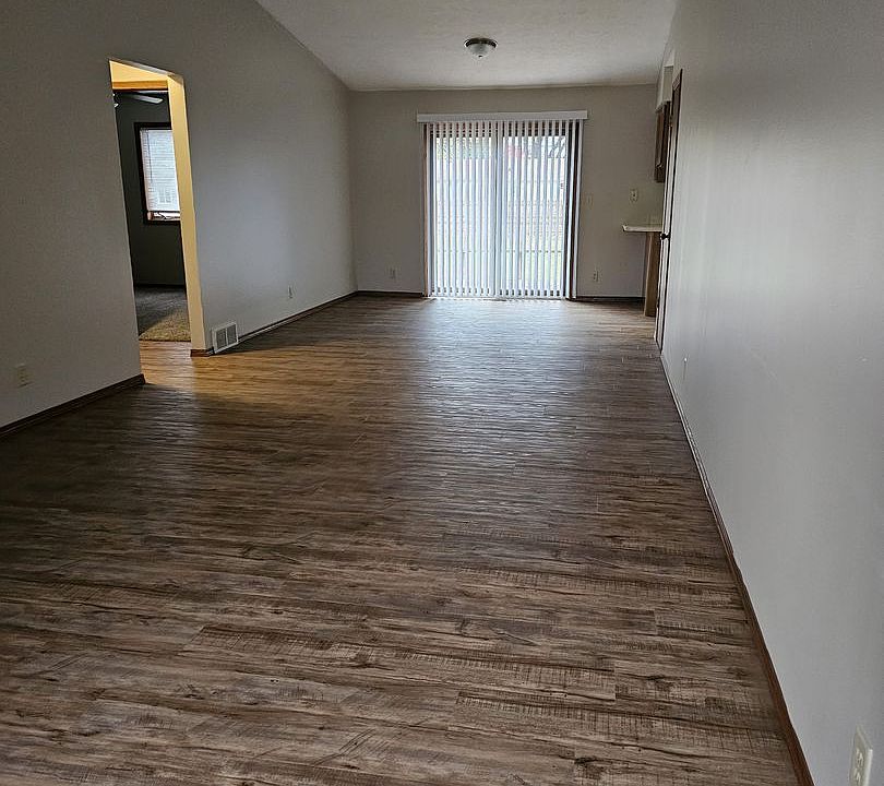 1st image of 904 S Phoenix Cir