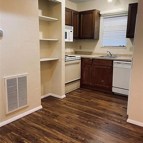 131 Ashley Dr — Photo 3