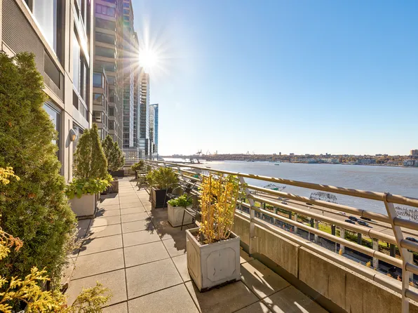 120 Riverside Boulevard image 18 of 18