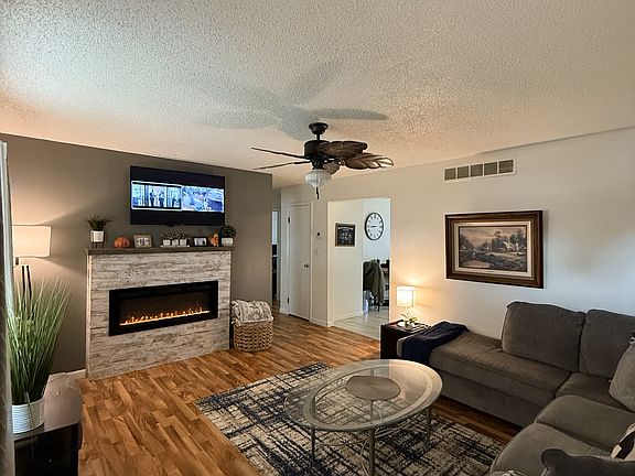 Living Room with fireplace