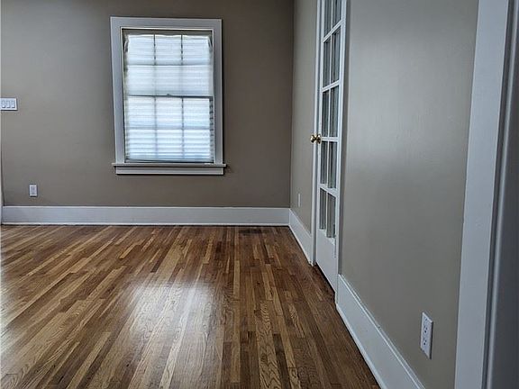 4th image of 916 N Olive Ave