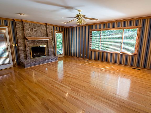 3rd image of 909 Whirlaway Dr