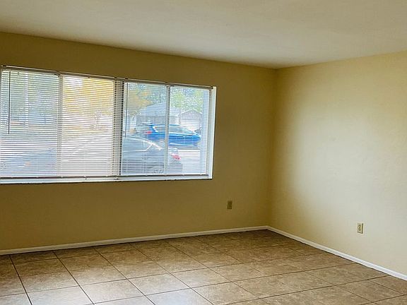3rd image of 202 SE 24th Ave APT 5