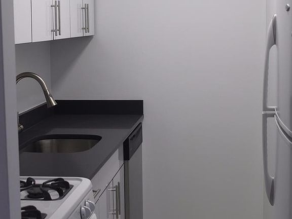 4th image of 347 W 57th St APT 43B