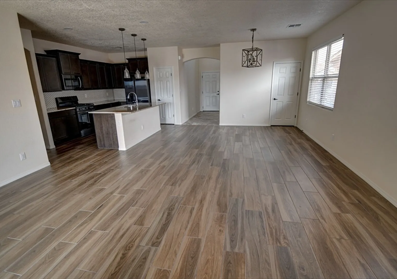 Amazing Multi Generational 4 Bedroom (With 2 Primary Suites-One Up Stairs And One Down) — Photo 2
