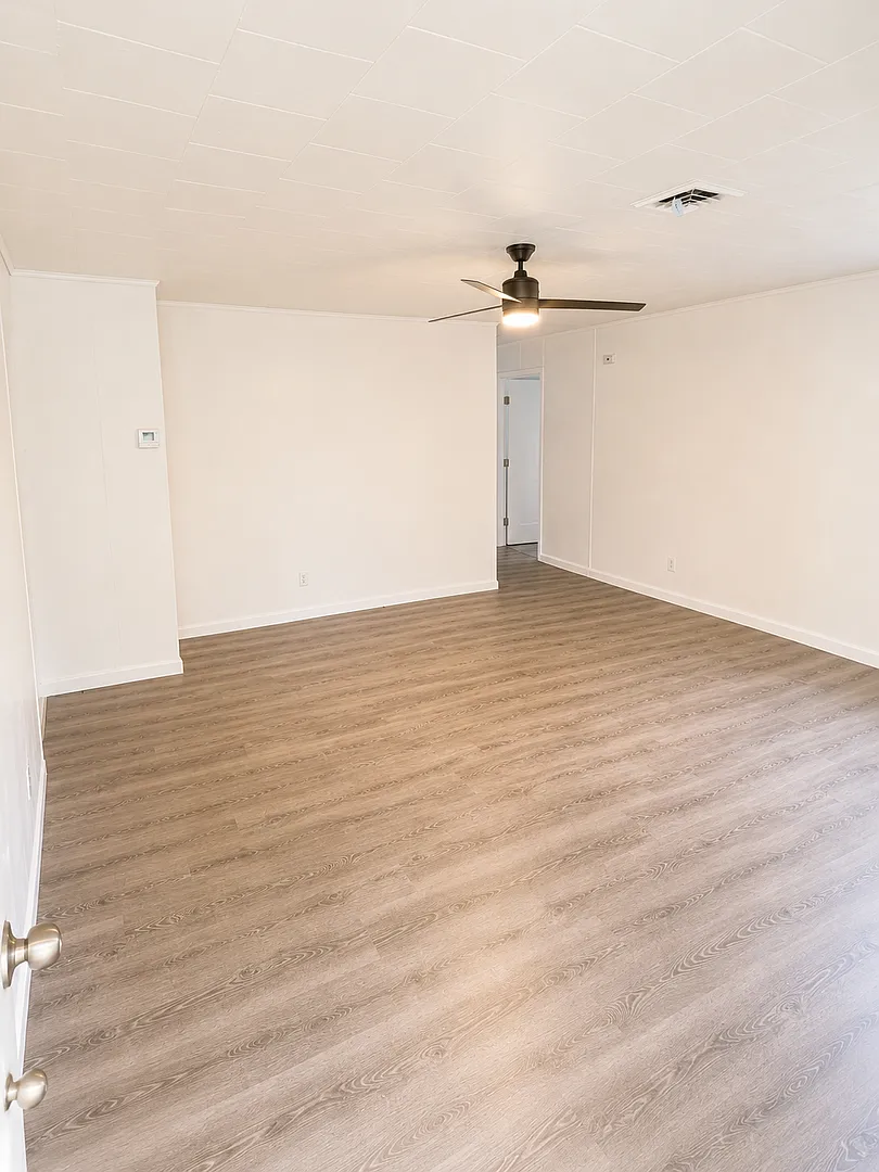For Lease — Photo 3