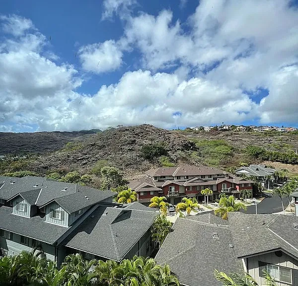 HALE MANU — Photo 1