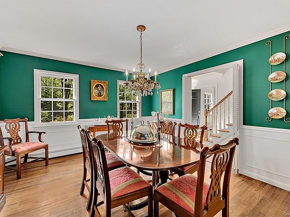 3rd image of 41 Brook Farm Ln