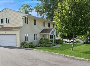 966 Saint Johnland Rd, Kings Park, NY 11754
